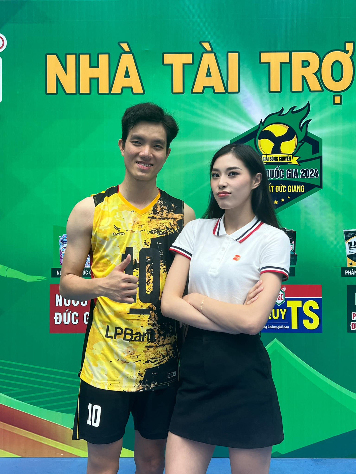 Có mặt tại giải đấu với vai trò MC, cô nàng ngay lập tức hút ánh nhìn với ngoại hình vô cùng nổi bật cùng chiều cao 1m76.