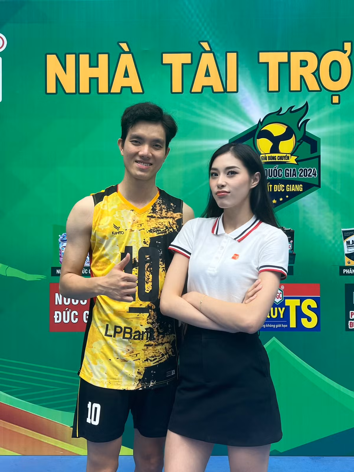 Có mặt tại giải đấu với vai trò MC, cô nàng ngay lập tức hút ánh nhìn với ngoại hình vô cùng nổi bật cùng chiều cao 1m76.