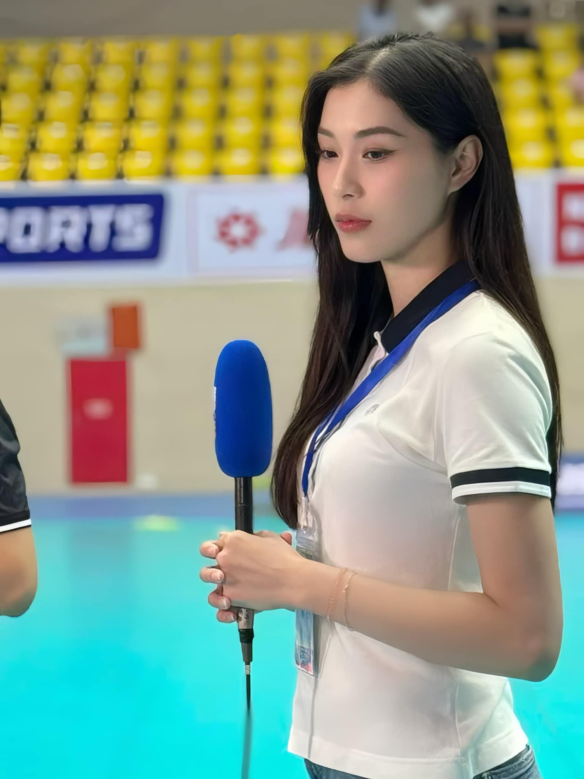 Cô nàng tranh thủ check-in trên sân đấu cùng những người đồng đội cũ và người chị Ngọc Hoa.