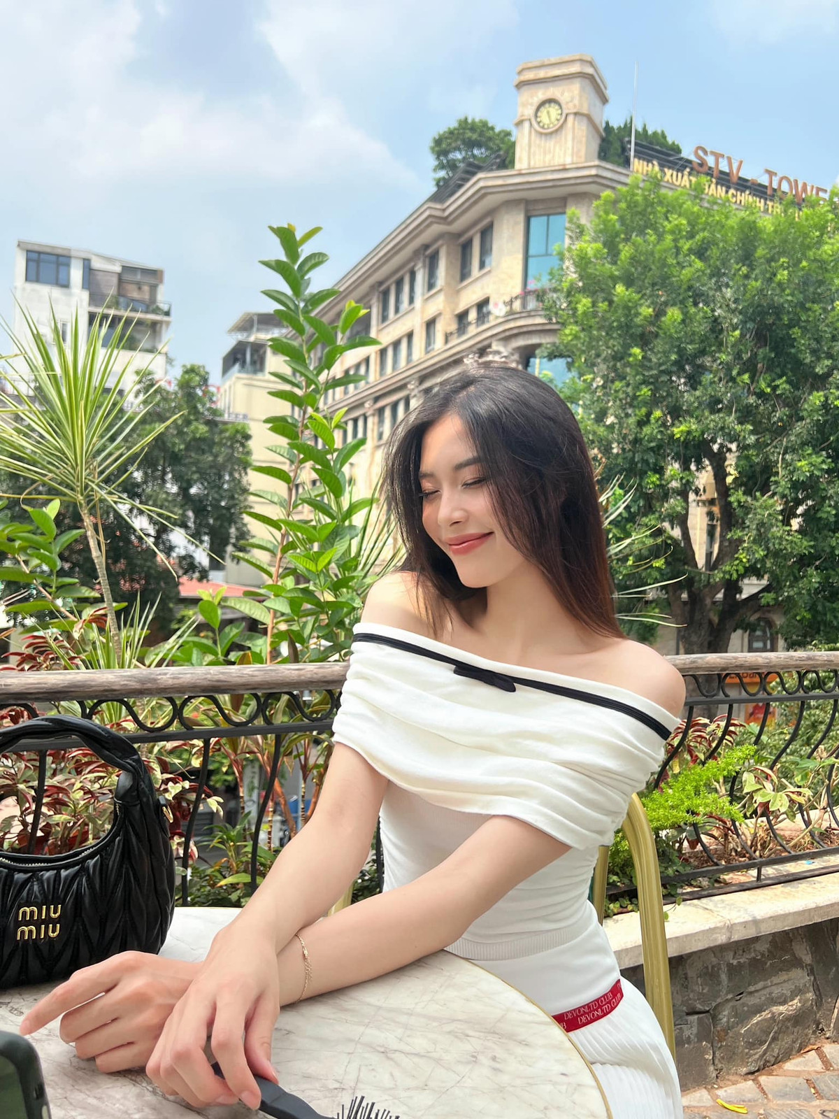 Từ hình ảnh một vận động viên năng động, cô đã có phong cách thời trang đa dạng hơn. Nhờ sở hữu thân hình chuẩn cùng chiều cao vượt trội, Thu Huyền có thể cân được mọi outfit. (Ảnh: FBNV)