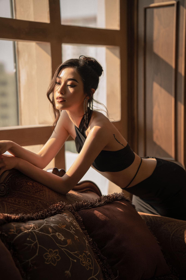 Đặng Thu Huyền sinh năm 2002, quê ở Thường Tín, Hà Nội. Năm 11 tuổi, cô bắt đầu theo đuổi nghiệp bóng chuyền do sự định hướng của ông ngoại.