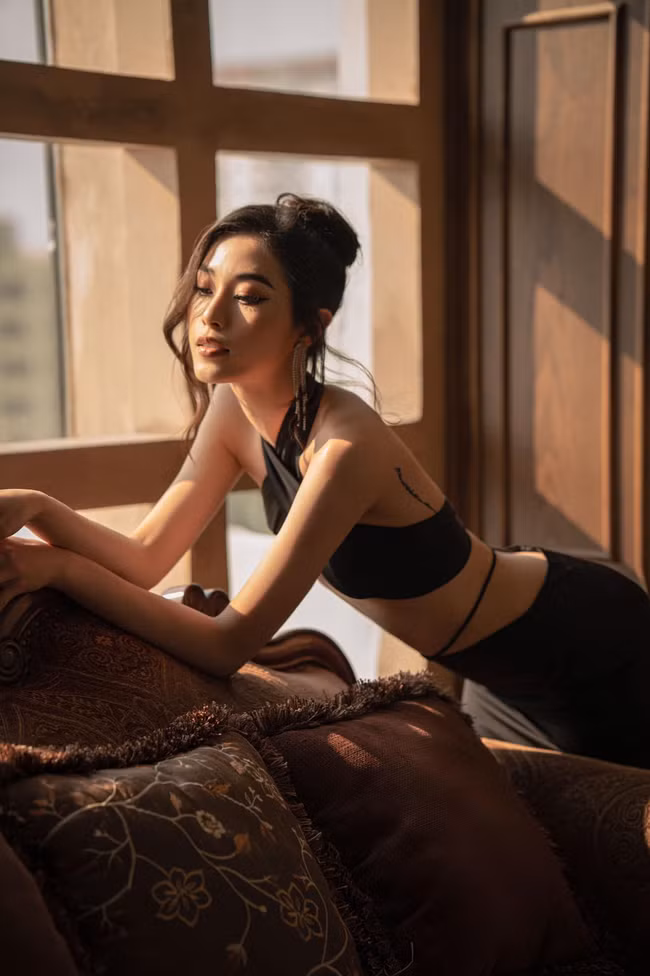 Đặng Thu Huyền sinh năm 2002, quê ở Thường Tín, Hà Nội. Năm 11 tuổi, cô bắt đầu theo đuổi nghiệp bóng chuyền do sự định hướng của ông ngoại.