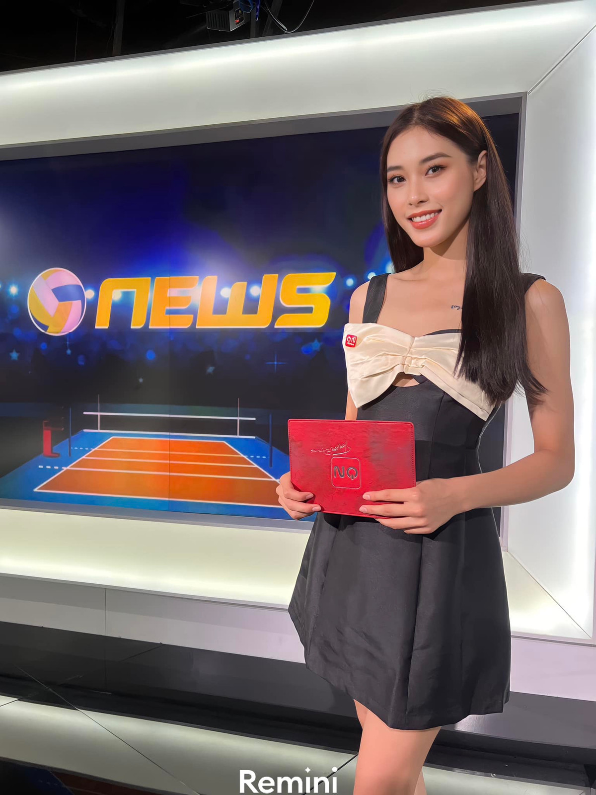 Thế nhưng, năm 2021, Đặng Thu Huyền bất ngờ tuyên bố giải nghệ để theo đuổi lĩnh vực khác. Cô thử sức với vai trò MC, dẫn dắt nhiều chương trình thể thao, đặc biệt là những chương trình liên quan đến bóng chuyền