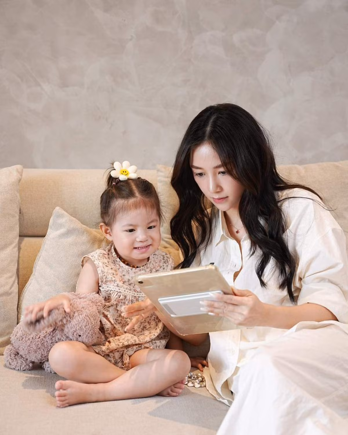 Nổi tiếng từ những khoảnh khắc vô tình không mấy trau chuốt, vậy nên hình ảnh mới đây của bé Pam dịu dàng, nền nã khiến netizen phải thốt lên "ôi em Pam đã lớn rồi".