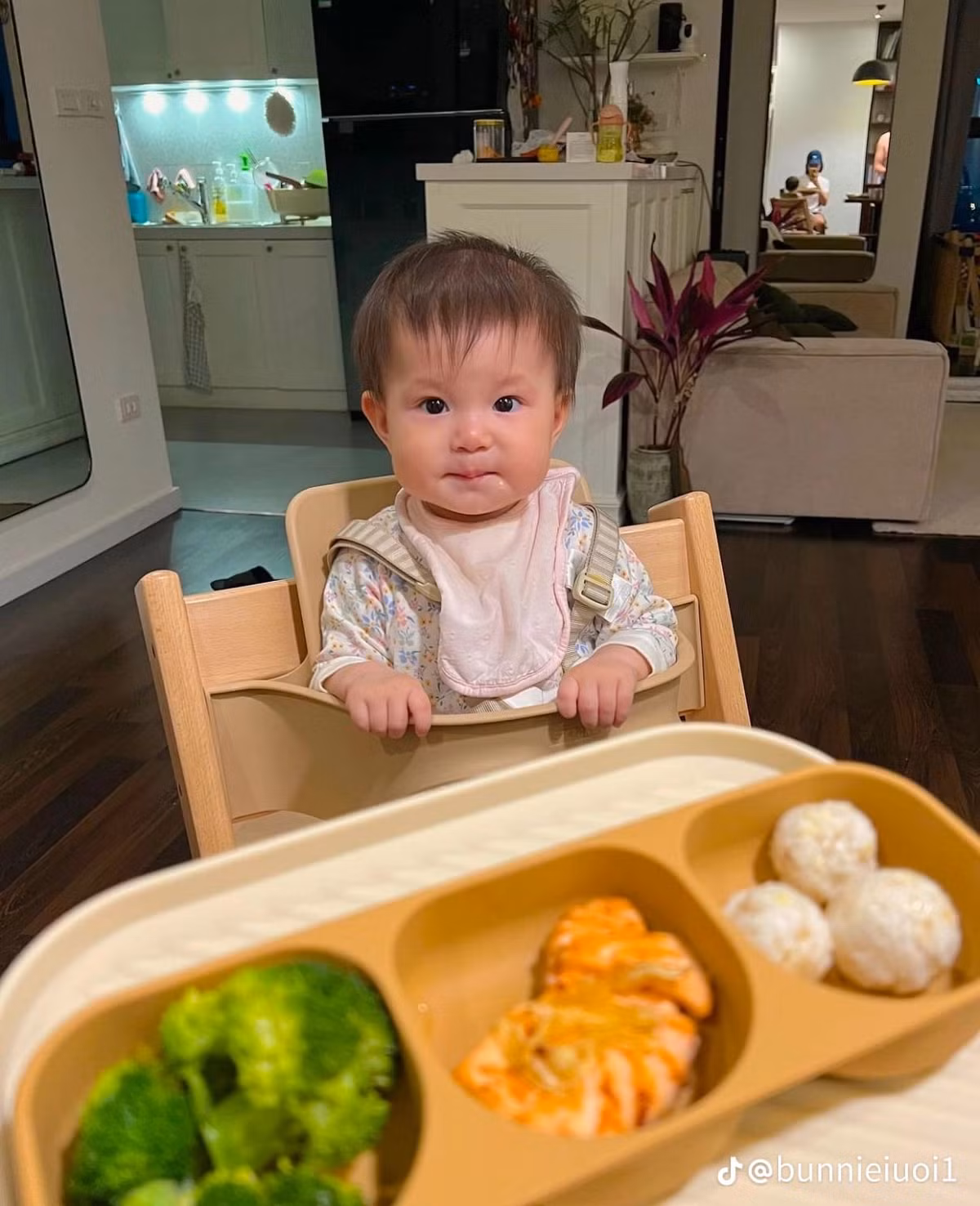 Với những người theo dõi em bé quốc dân này từ lâu, đều còn nhớ gương mặt non nớt, dù chẳng cần làm gì cũng vô cùng hài hước như thế này.