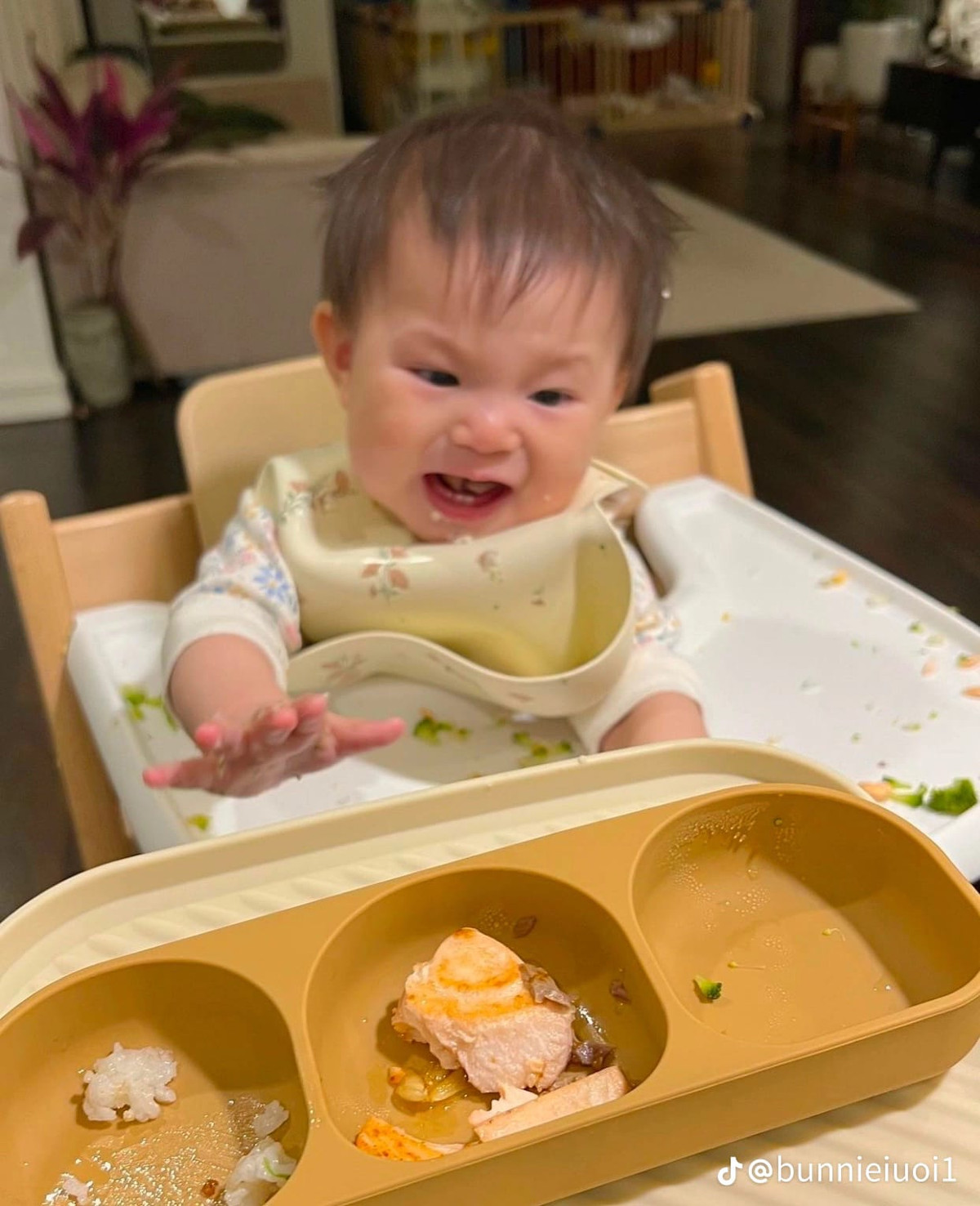 So với hình ảnh ngày bé xíu, Pam bây giờ đã có phần dịu dàng hơn. Em bé học hỏi rất nhiều điều từ mẹ, từ cách ứng xử, nói lời "dạ, vâng, xin lỗi, không nói trống không với người lớn, nói câu luôn có chữ ạ".