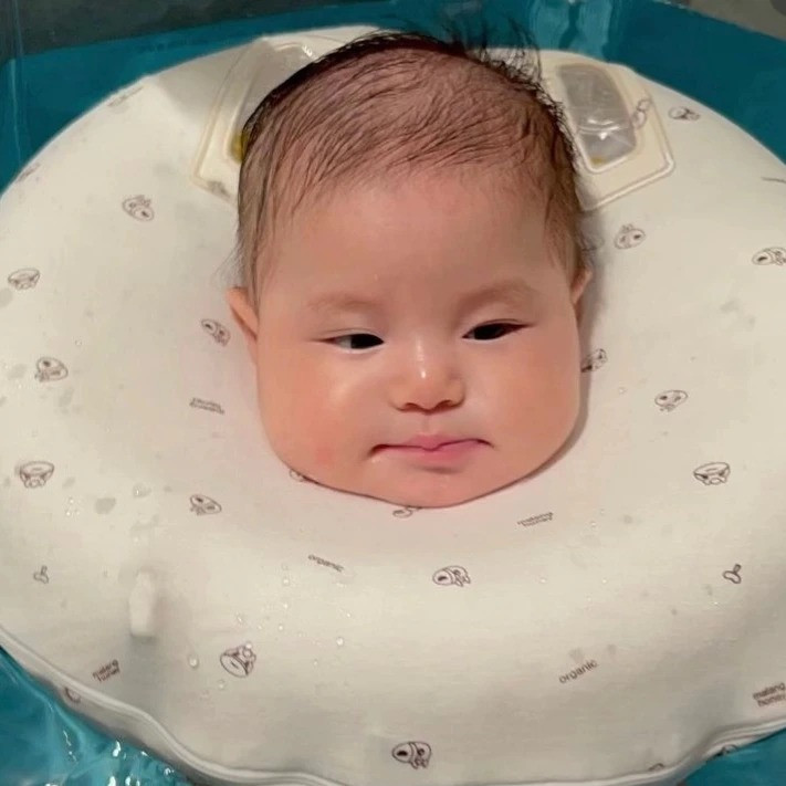 Điểm nhấn của nhóc tỳ chính là gương mặt vuông "thương hiệu" của Pam với chiếc má phúng phính, đôi mắt tròn xoe và biểu cảm dễ thương và câu nói.