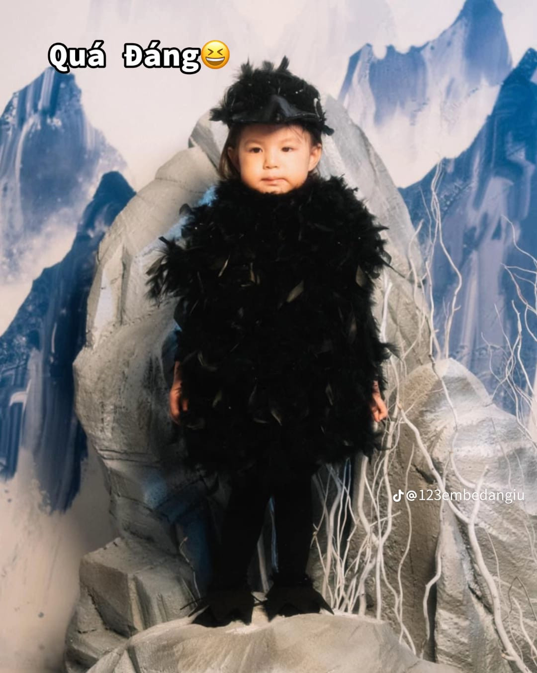 Cách đây ít lâu, gia đình Hạt Nhài đã quyết định cosplay "Thần điêu đại hiệp" khiến mạng xã hội được phen xôn xao. Bé Pam trong vai thần điêu khiến nhiều người cười nghiêng ngả với những tạo hình và biểu cảm hài hước.