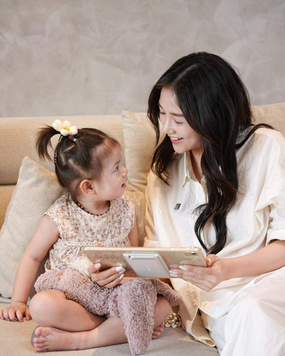 Cô bé được biết đến với những khoảnh khắc "khó đỡ" hài hước, thậm chí nhiều clip, hình ảnh của bé Pam được netizen cắt ra làm meme trên mạng xã hội.