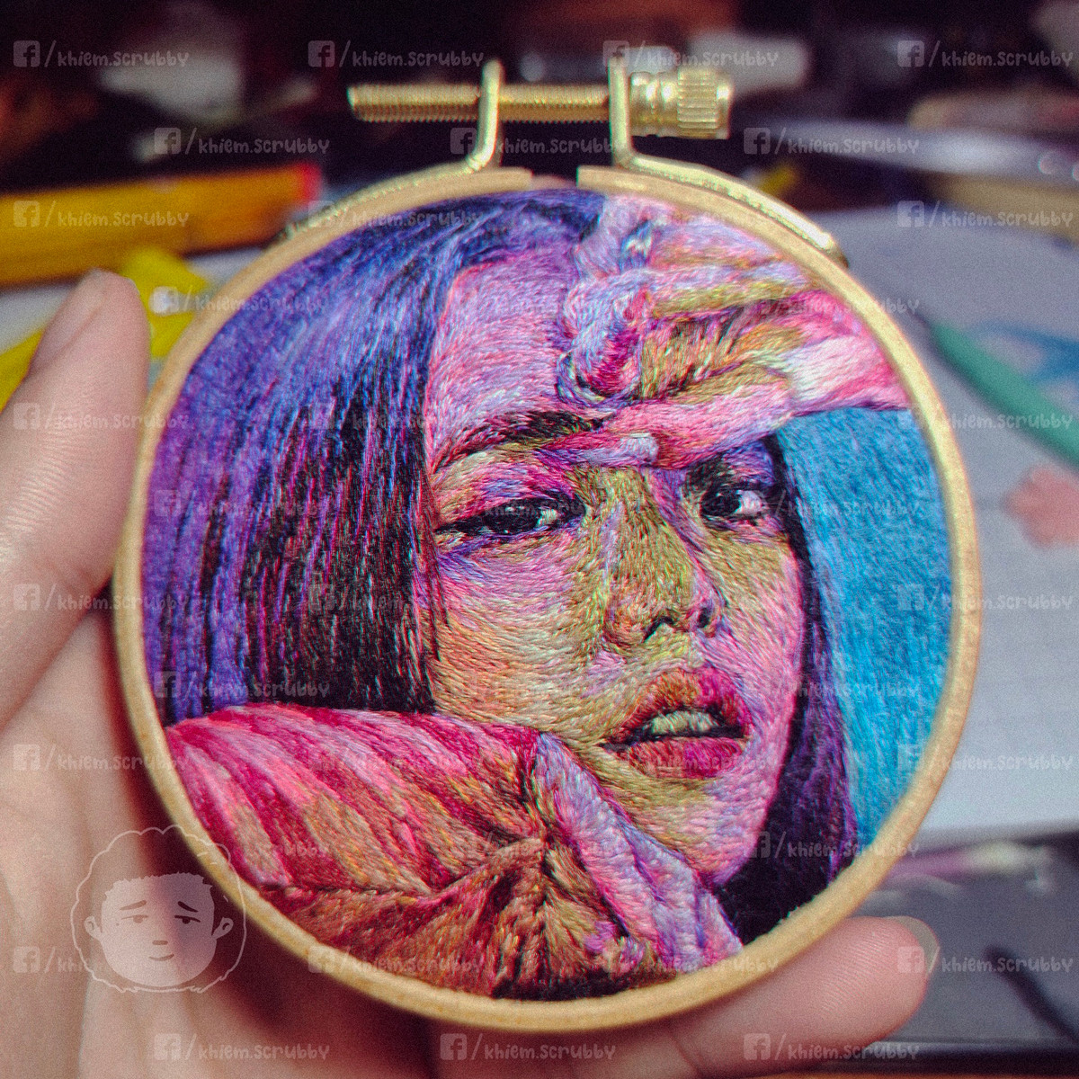 Tùy kích thước, độ phức tạp của họa tiết, mỗi sản phẩm thêu tay được nam thanh niên hoàn thiện trong 1 tuần hoặc 1 tháng. Các sản phẩm này có giá từ 1 triệu đồng đến hàng chục triệu đồng. Mỗi tháng, Nhật Khiêm có thể sáng tạo, hoàn thành từ 2-3 sản phẩm chất lượng cao. Công việc giúp nam thanh niên có thu nhập nhiều chục triệu đồng/tháng. (Ảnh: FBNV)