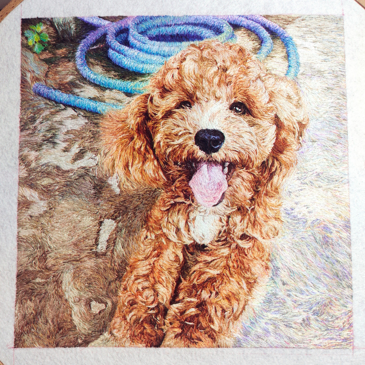 Chú cún cưng cũng được Khiêm đưa vào tác phẩm thêu thùa của mình.