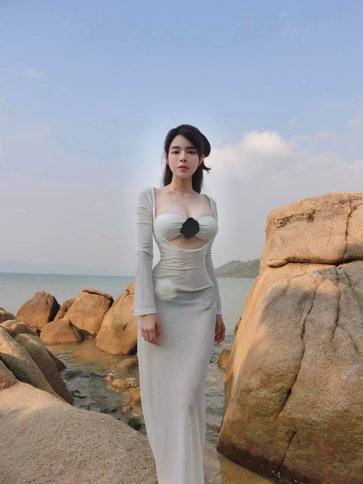 Mới đây cô nàng vừa đăng tải loạt ảnh khoe dáng bên bờ biển trong chuyến du lịch vừa rồi. Bích Hạnh lựa chọn thiết kế bikini hoa trà, bên ngoài là chiếc váy ôm body mỏng xuyên thấu.