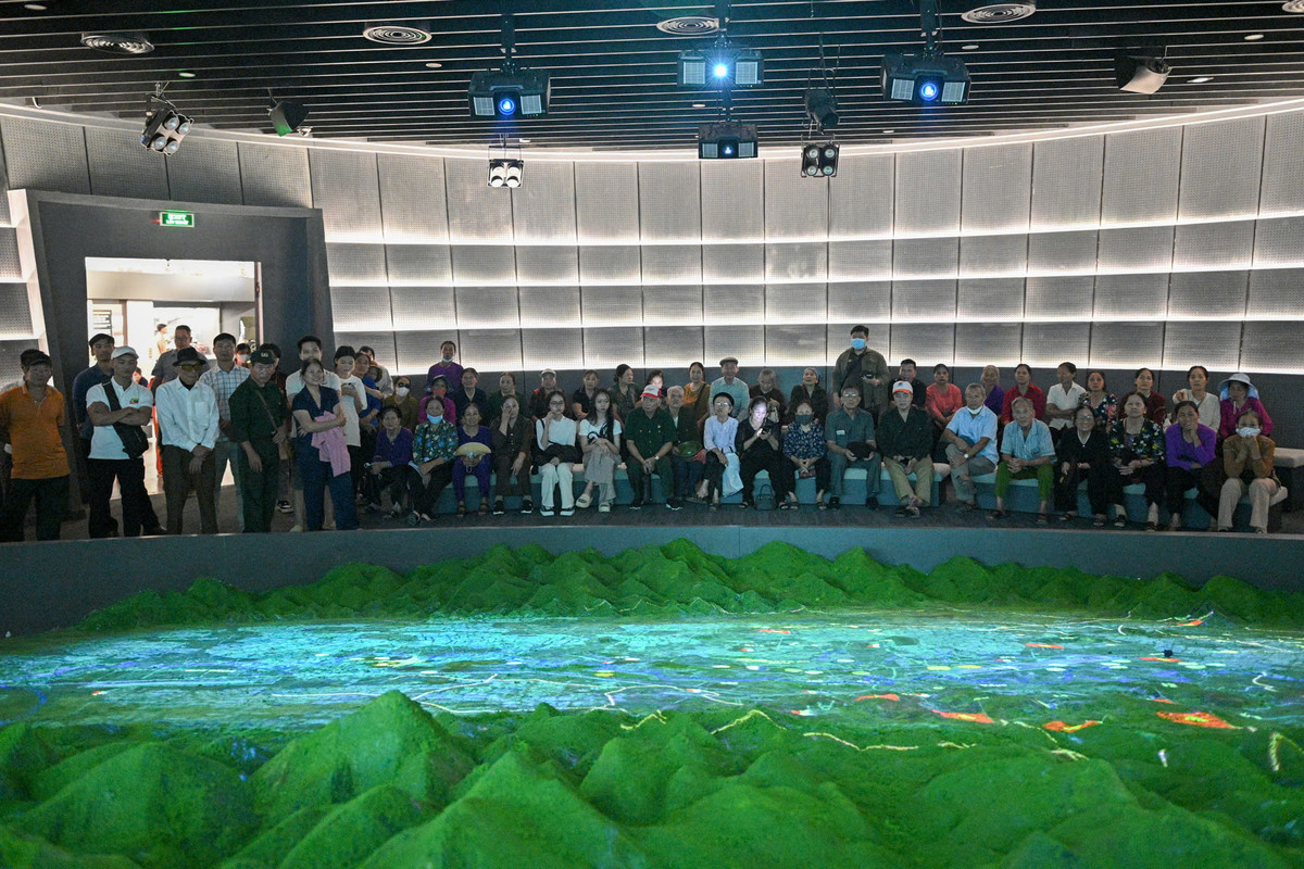 Khu vực tương tác với sa bàn 3D kết hợp thuyết minh bằng phim, âm thanh và ánh sáng về chiến dịch Điện Biên Phủ. Rất nhiều người đã dừng lại tại đây nghe câu chuyện về những anh hùng, các chiến công lừng lẫy của cha ông.