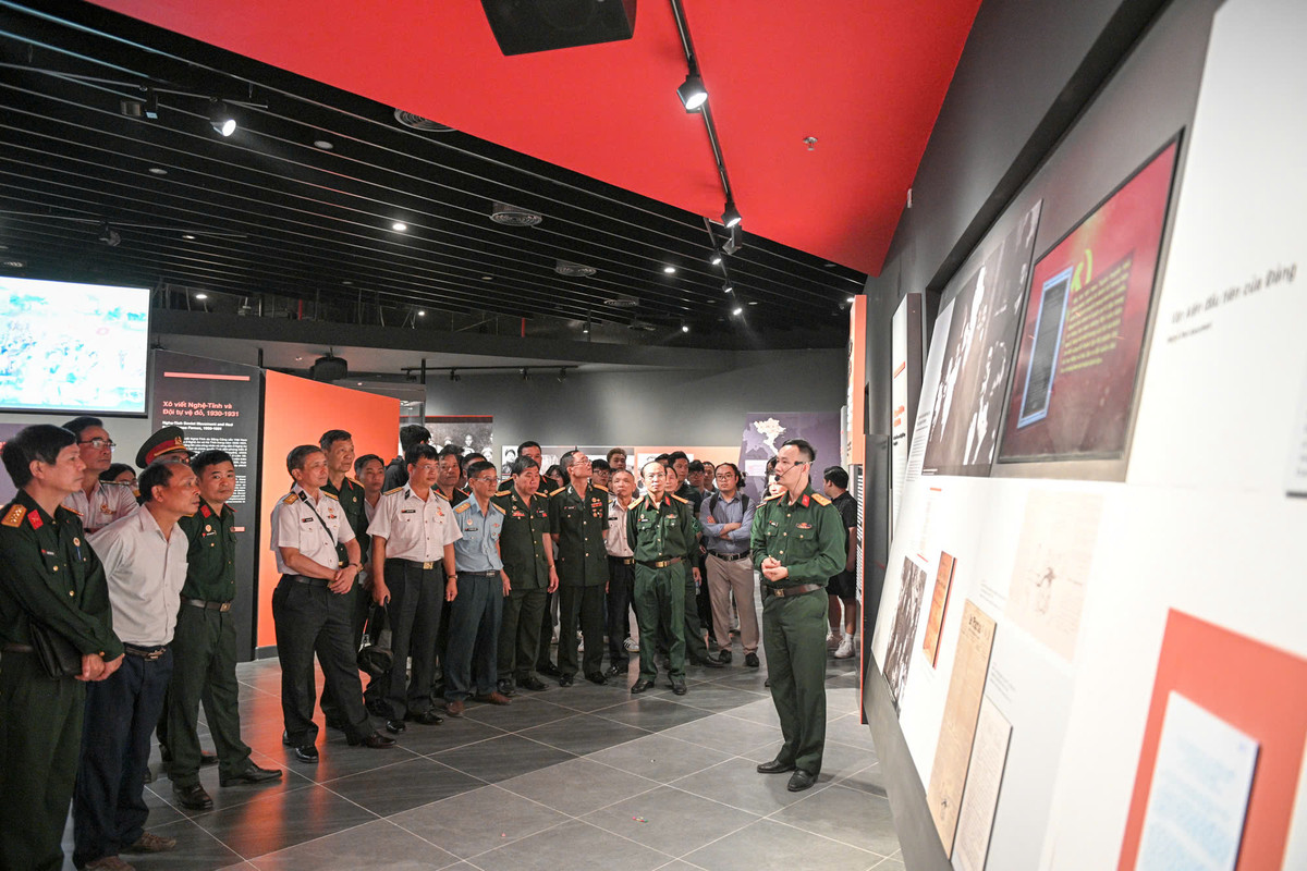 Không gian trưng bày bên trong chia thành 6 chủ đề theo các mốc lịch sử: Buổi đầu dựng nước và giữ nước; Bảo vệ nền độc lập từ năm 939 đến năm 1858; Chống thực dân Pháp, giành độc lập dân tộc năm 1858 đến năm 1945; Kháng chiến chống thực dân Pháp xâm lược, năm 1945 - 1954; Cuộc kháng chiến chống Mỹ năm 1954 đến 1975; Xây dựng và bảo vệ đất nước từ 1976 đến ngày nay.