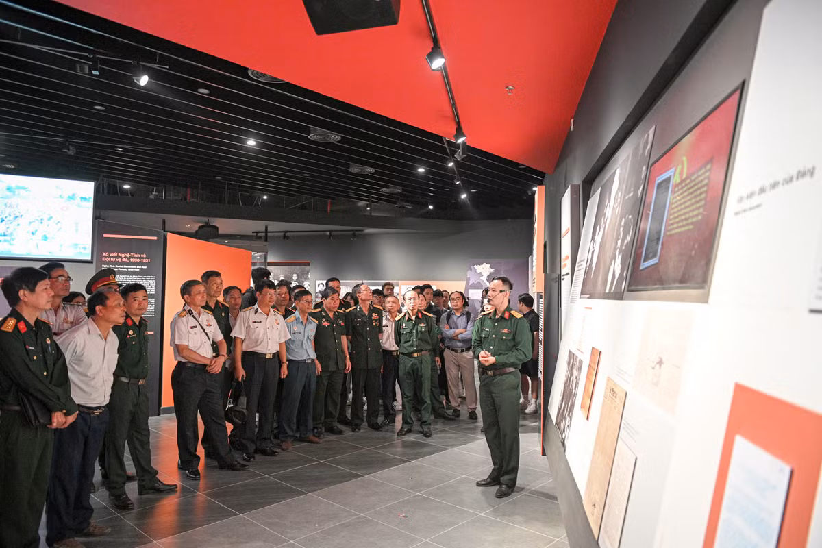 Không gian trưng bày bên trong chia thành 6 chủ đề theo các mốc lịch sử: Buổi đầu dựng nước và giữ nước; Bảo vệ nền độc lập từ năm 939 đến năm 1858; Chống thực dân Pháp, giành độc lập dân tộc năm 1858 đến năm 1945; Kháng chiến chống thực dân Pháp xâm lược, năm 1945 - 1954; Cuộc kháng chiến chống Mỹ năm 1954 đến 1975; Xây dựng và bảo vệ đất nước từ 1976 đến ngày nay.