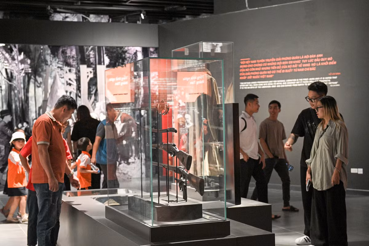 Thời gian mở cửa Bảo tàng là các ngày trong tuần, trừ thứ 2 và thứ 6, sáng từ 8h đến 11h30p, chiều từ 13h đến 16h30p. Từ ngày 3-5/11/2024, Bảo tàng tạm dừng đón khách tham quan do Bộ Quốc phòng phối hợp với Đài Truyền hình Việt Nam tổ chức ghi hình phục vụ Lễ kỷ niệm 80 năm Ngày thành lập Quân đội nhân dân Việt Nam.