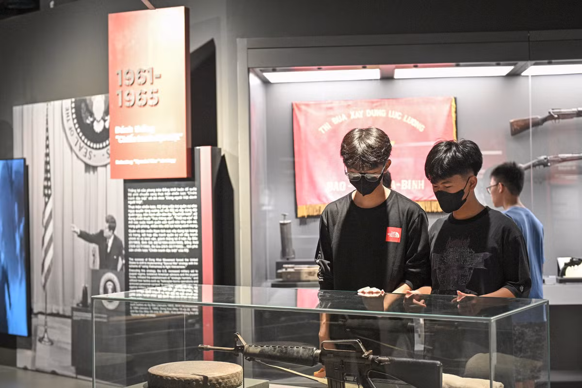 Kiến trúc Bảo tàng không chỉ là một công trình trưng bày về lịch sử chiến tranh, mà còn tạo một không gian chung để khách tham quan tương tác và trải nghiệm về lịch sử, quân sự.