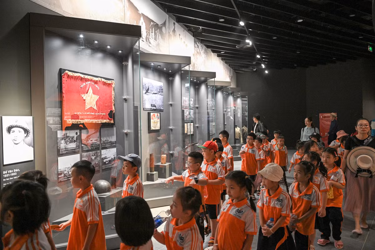 Dù được mở cửa vào ngày đi làm, không phải cuối tuần nhưng nhiều trường học đã tổ chức cho học sinh đến tham quan.