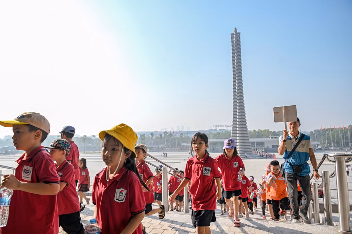 Ngay từ sáng sớm, đông đảo người dân, du khách từ những em nhỏ, đến những cựu chiến binh đã có mặt tại Bảo tàng Lịch sử Quân sự Việt Nam, háo hức được vào tham quan, chiêm ngưỡng những kỷ vật lịch sử.