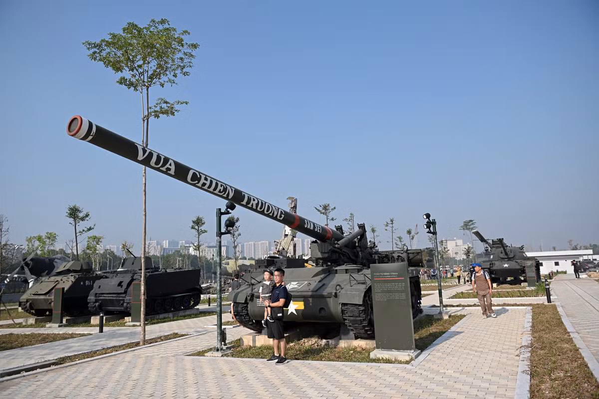 Sáng 1/11, Bảo tàng Lịch sử Quân sự Việt Nam tại Hà Nội chính thức mở cửa đón, phục vụ khách tham quan. Đây là sự kiện nằm trong chuỗi hoạt động kỷ niệm 80 năm Ngày thành lập Quân đội nhân dân Việt Nam.