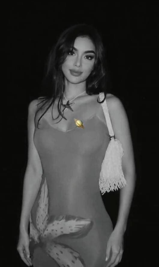 Trên trang cá nhân, cô nàng thường không ngại diện những trang phục nóng bỏng, khoe khéo cơ thể.