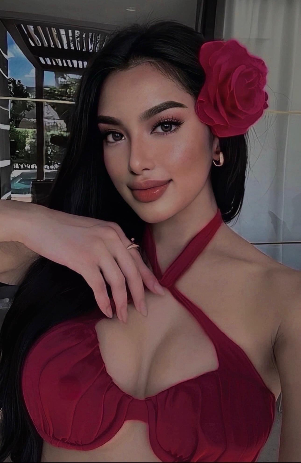 Ngay sau khi tìm thấy danh tính bạn gái mới của Hồng Thanh chính là hot girl Bivi Vũ, nhiều người bỗng cảm thấy hơi "ngờ ngợ", không chỉ vì đây là một hot girl khá quen mặt, mà còn bởi cô nàng từng có khoảng thời gian được đồn đoán với cầu thủ Văn Thanh.