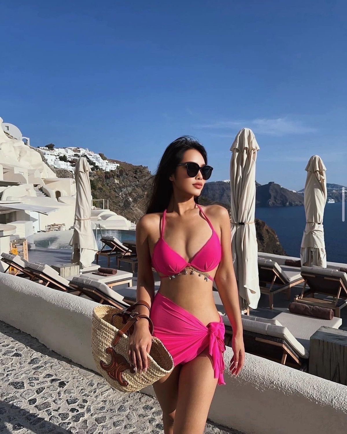 Ngay sau khi "soi" ra Bibi Vũ là tình cũ của Văn Thanh không lâu, nhiều người cũng phát hiện ra rằng những tấm ảnh của nàng hot girl được đăng tải có vẻ như không phải chính chủ. Bởi rằng những tấm hình được chụp cùng góc ảnh như vậy đã từng được tài khoản khác đăng tải trước, nhiều người đặt nghi vấn Bibi Vũ đã dùng những tấm ảnh của người khác rồi ghép mặt mình vào.