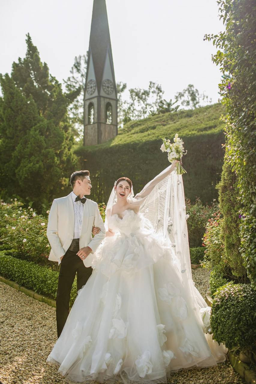 Viên Bibi cũng là người chứng kiến tình yêu của cô em gái Việt Phương Thoa từ lúc yêu đến khi có cái kết viên mãn là đám cưới.