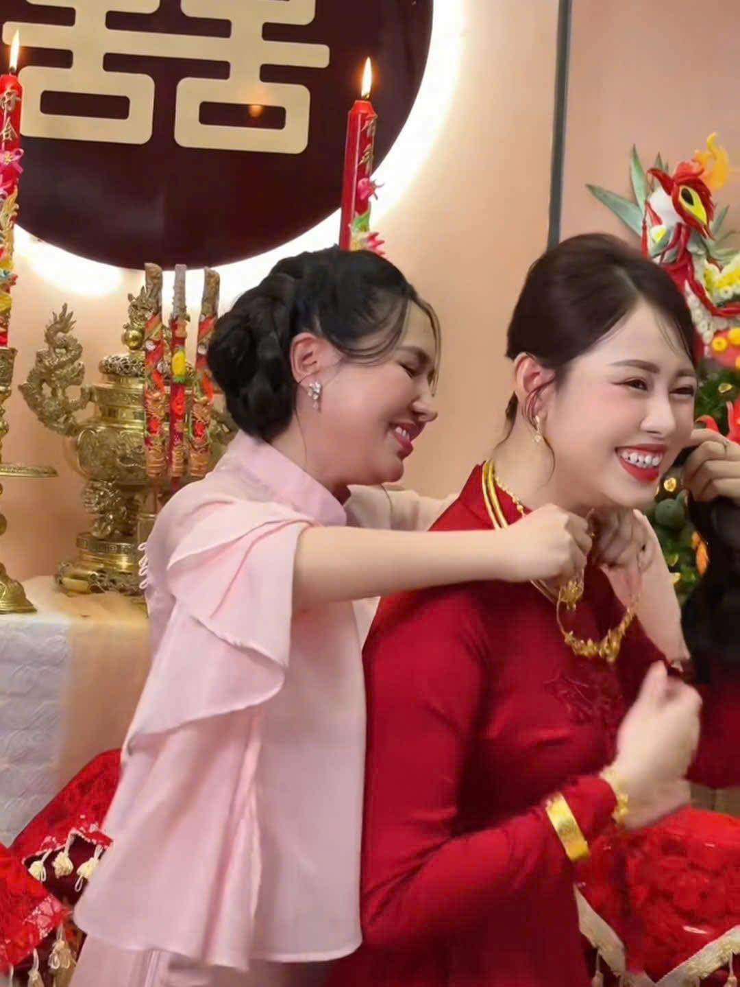 Vốn có mối quan hệ thân thiết cùng với Việt Phương Thoa, Viên Bibi có mặt suốt những khoảnh khắc trọng đại của người em.