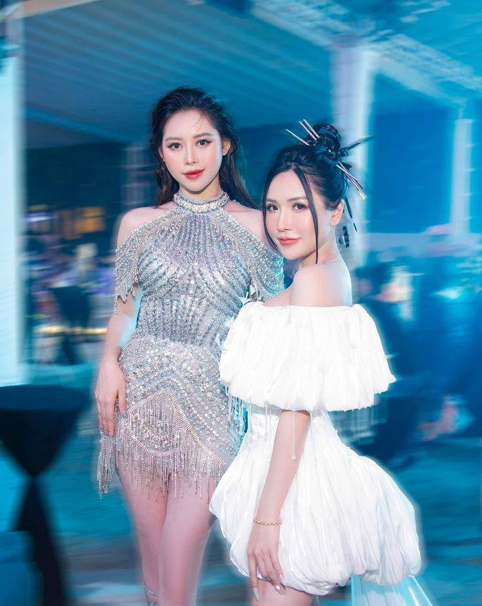 Với lượng fan khủng, cả “chị Google” Việt Phương Thoa và “bà trùm nông sản” Viên Vibi đều được cư dân mạng chú ý. Không những thế đôi bạn lại có mối quan hệ thân thiết, thường xuyên đồng hành cùng nhau từ trên MXH đến các sự kiện ngoài đời.