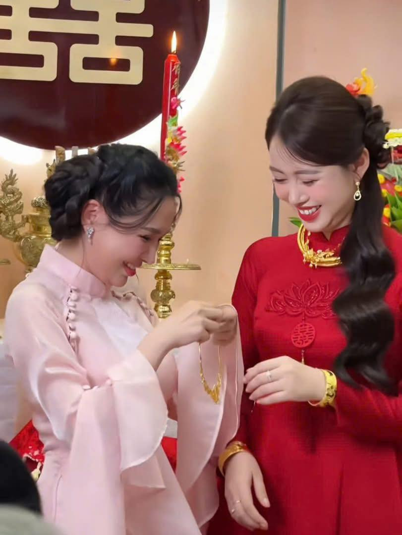 Cô nàng tặng người em thân thiết chiếc kiềng vàng 1 cây 3, có giá trị cả trặm triệu.