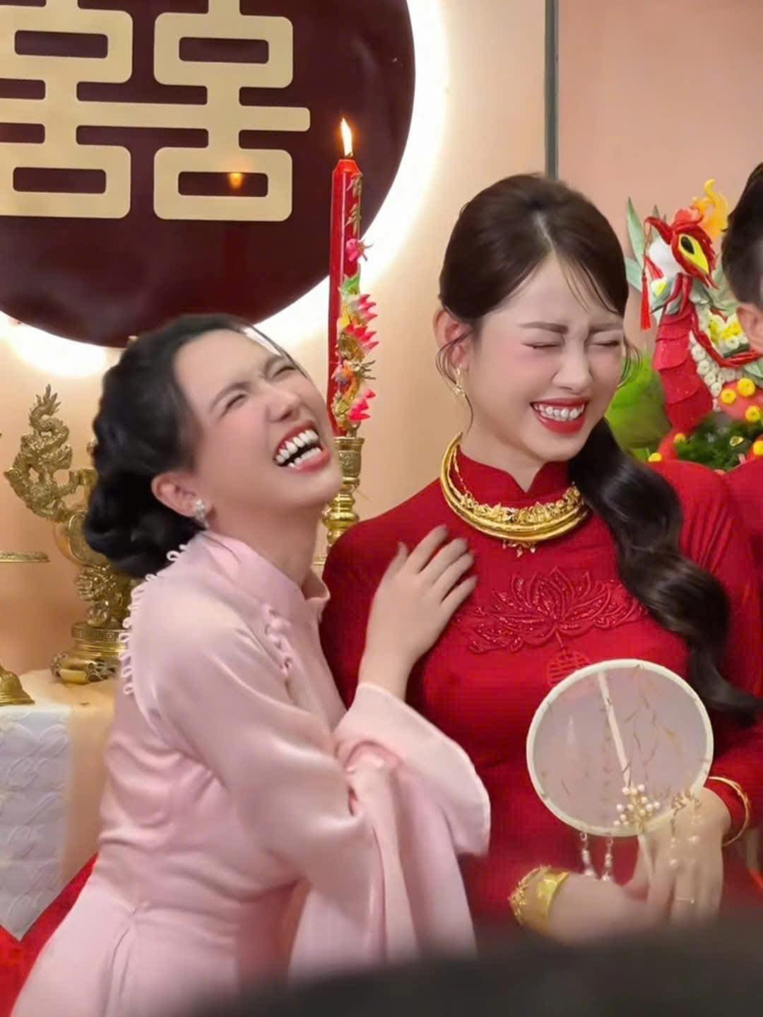 Cặp đôi chị em khiến nhiều fan không nhịn nổi cười với khoảnh khắc vui vẻ, hài hước lúc trao vàng.