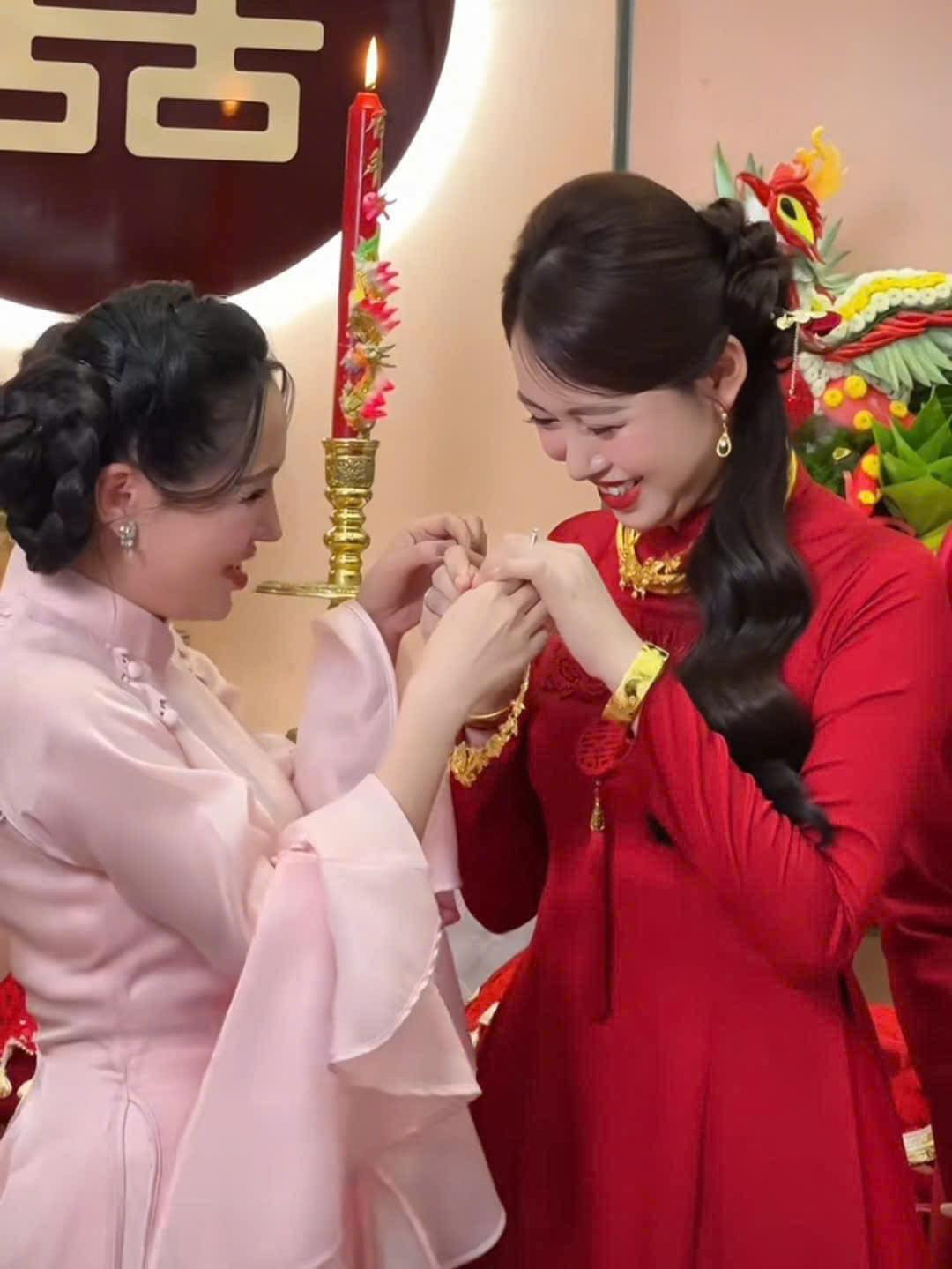 Đoạn video được nhiều người bình luận xin vía có cô bạn thân "hào phóng" giống như vậy.