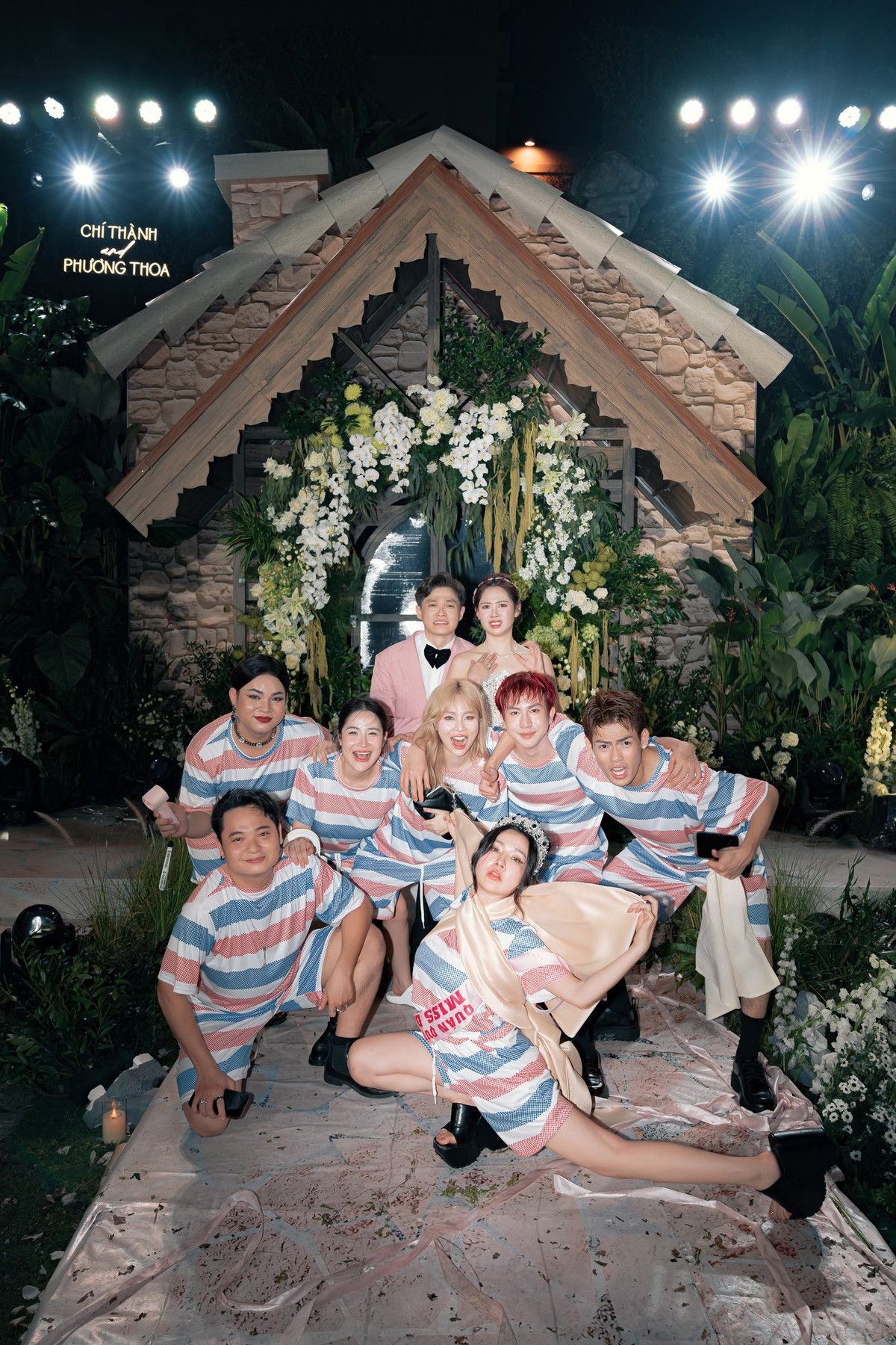 Viên Bibi cùng hội bạn là những Tiktoker nổi tiếng quẩy tưng bừng tại đám cưới Việt Phương Thoa. (Ảnh: Tiktok, FBNV)