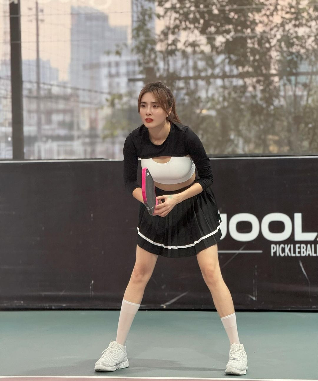 Ngoài ra cô nàng cũng dành thời gian để chơi các môn thể thao, trong đó có bộ môn pickleball.