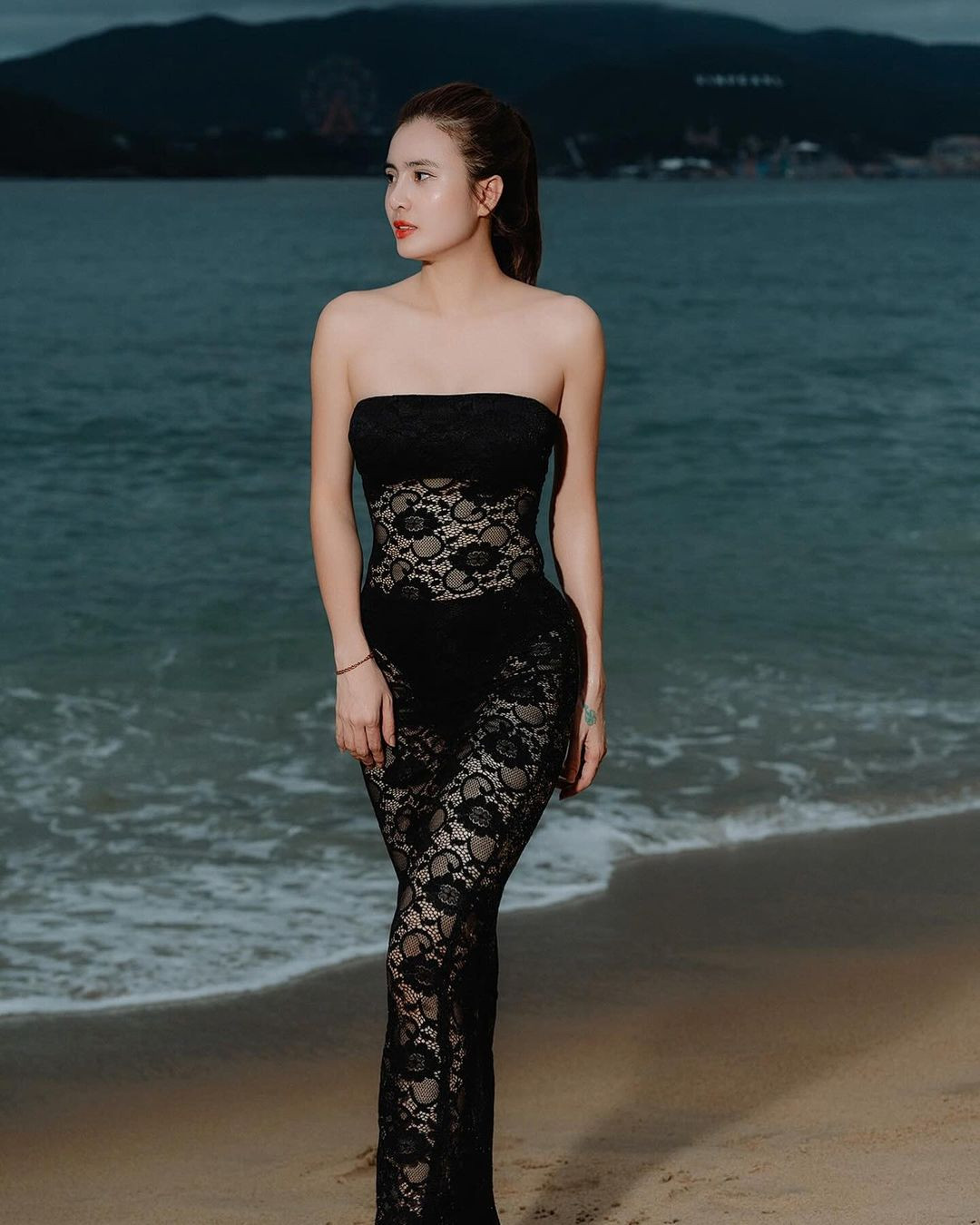 Kể từ khi gặp biến cố trong hôn nhân, Khánh Chi được nhận xét lột xác hoàn toàn, cô trưởng thành hơn, đằm thắm hơn, cũng quyến rũ hơn rất nhiều. (Ảnh: IGNV)