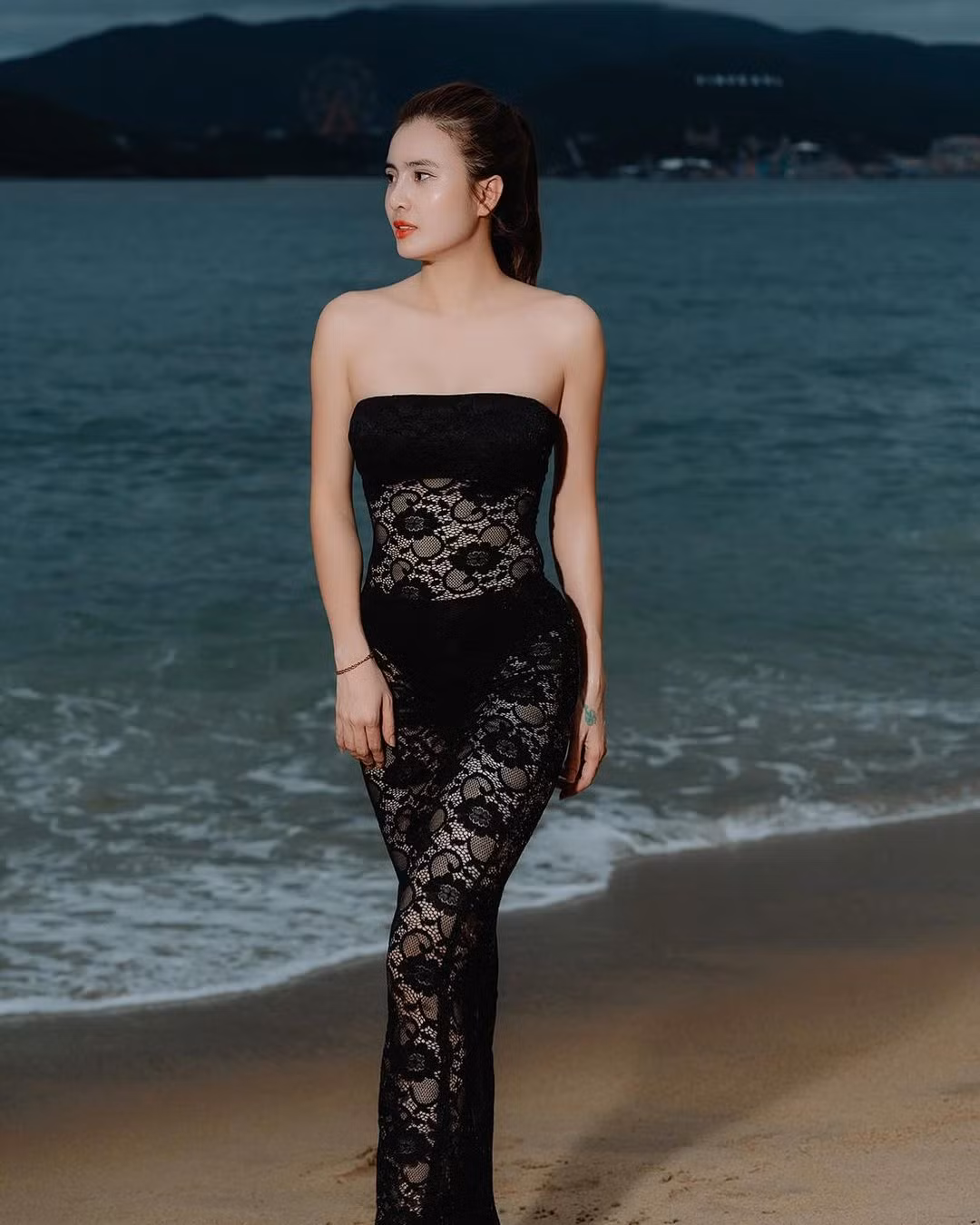 Kể từ khi gặp biến cố trong hôn nhân, Khánh Chi được nhận xét lột xác hoàn toàn, cô trưởng thành hơn, đằm thắm hơn, cũng quyến rũ hơn rất nhiều. (Ảnh: IGNV)