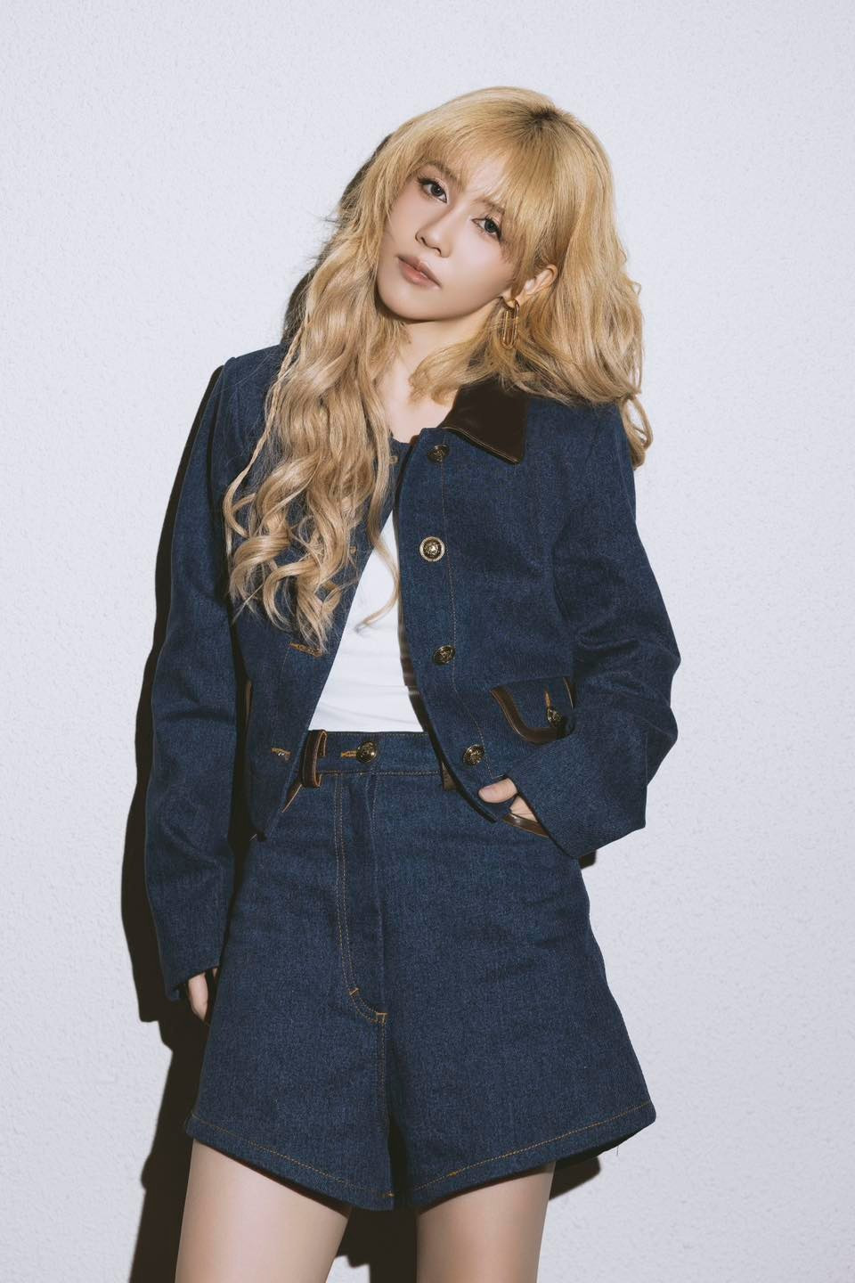 Hậu Hoàng (tên đầy đủ là Hoàng Thúy Hậu, sinh năm 1995), cô được mệnh danh là "thánh nhạc chế" với những video chế lời bài hát hài hước, thú vị hút hàng triệu view.