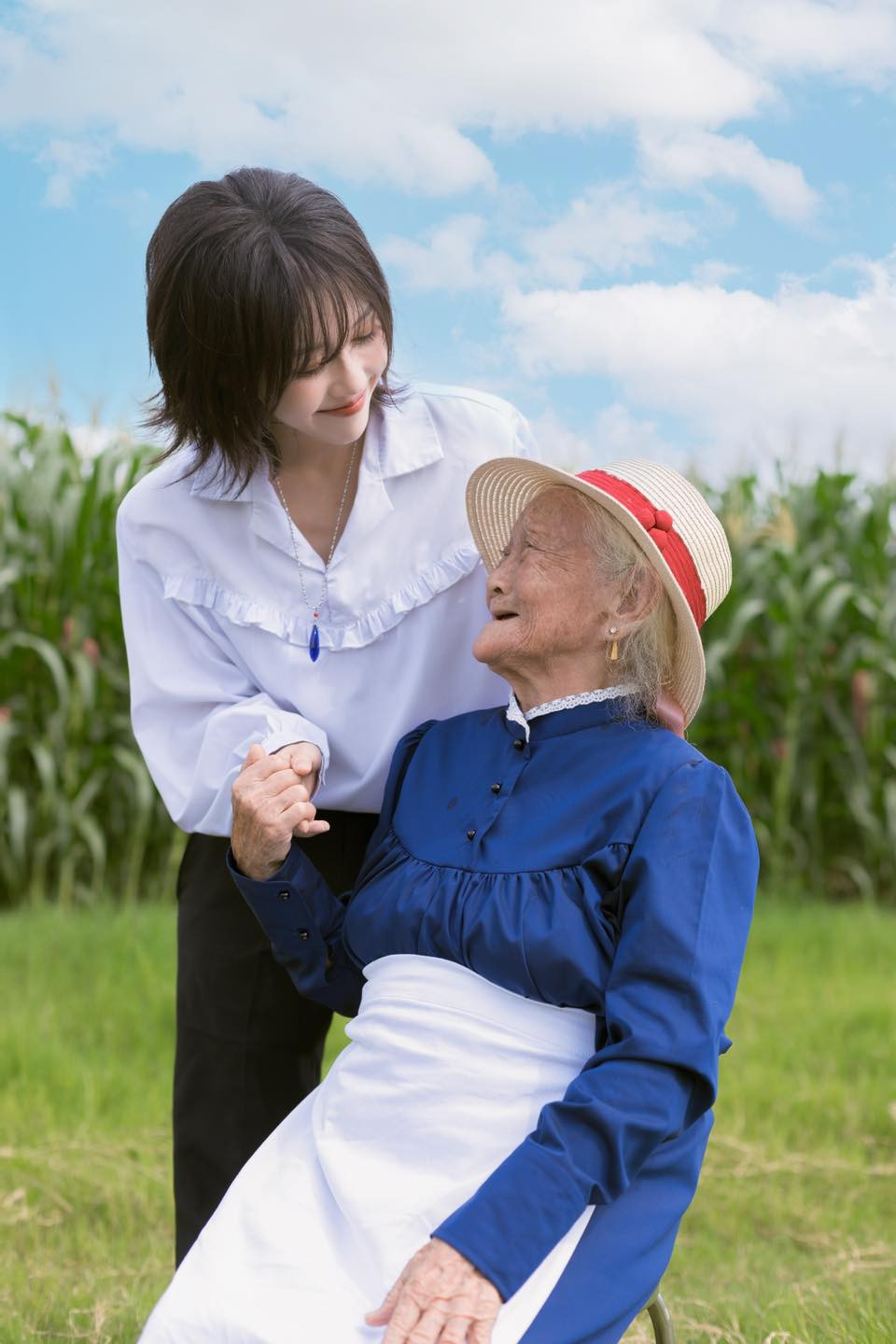 Ánh mắt hai bà cháu nhìn nhau tạo cảm giác ấm áp của tình cảm gia đình.