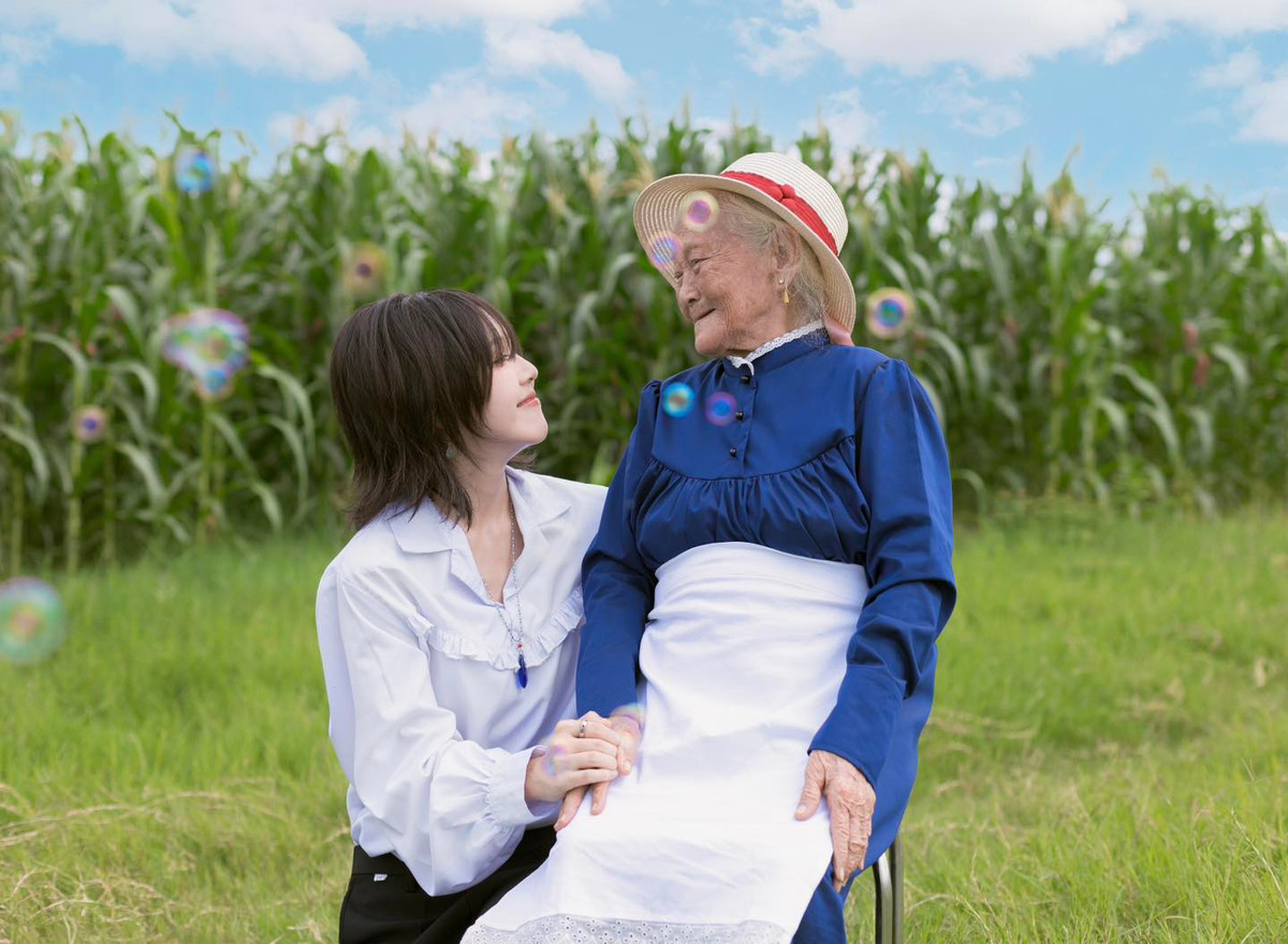 Bà nội của Hậu Hoàng sở hữu nụ cười phúc hậu, dù đã cao tuổi phải ngồi ghế nhưng tinh thần vẫn vô cùng minh mẫn, vui vẻ.