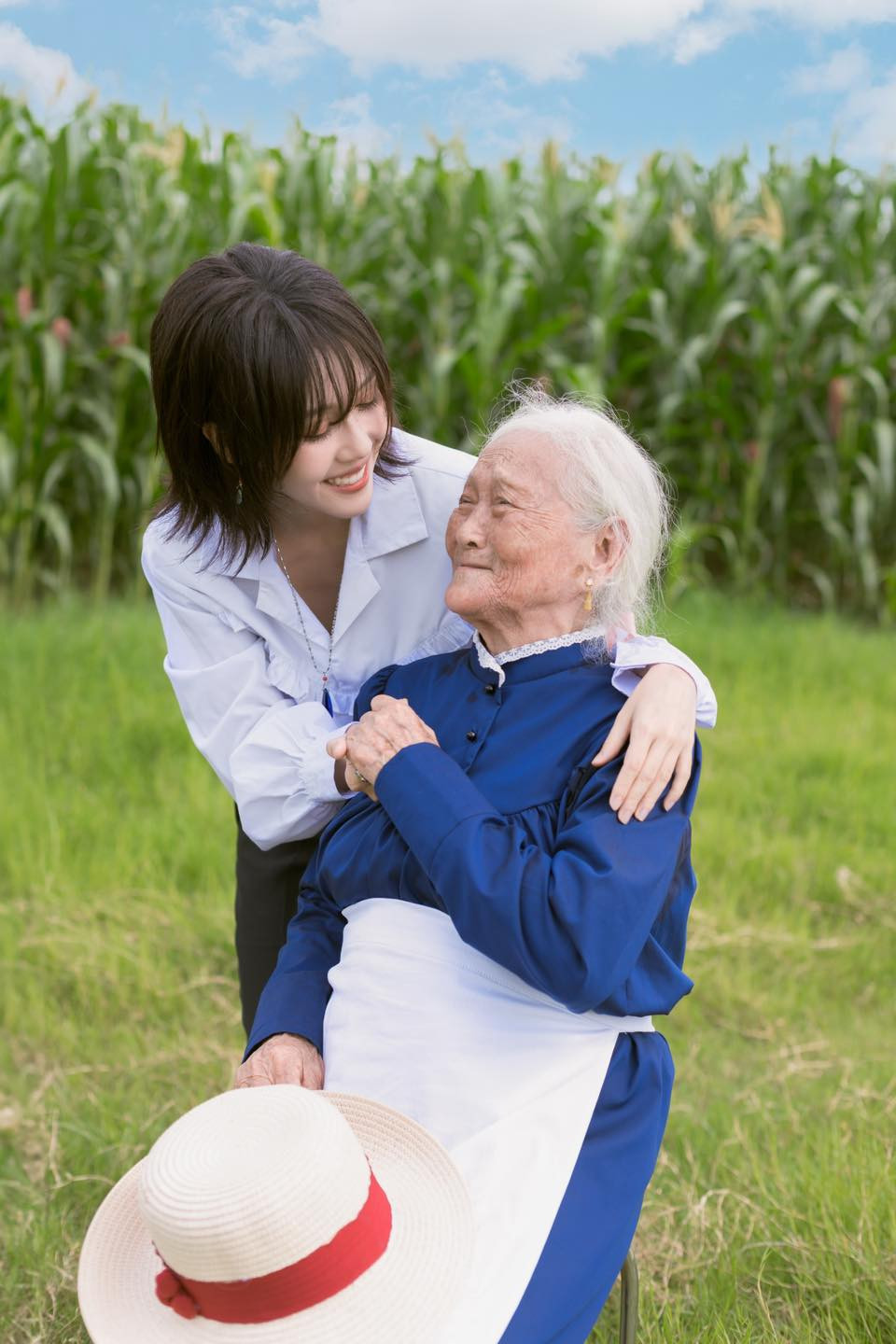 Ở dưới bộ ảnh, nhiều người dành lời khen và lời chúc sức khỏe đến bà nội của "thánh nữ nhạc chế": "Như từ trong truyện tranh bước ra vậy", "Xinh quạaaaa chúc bà sức khoẻ, sống thật lâu nhé", "bà nội chị như kiểu trong phim hoạt hình bước ra ý…đẹp lão quá ạ".