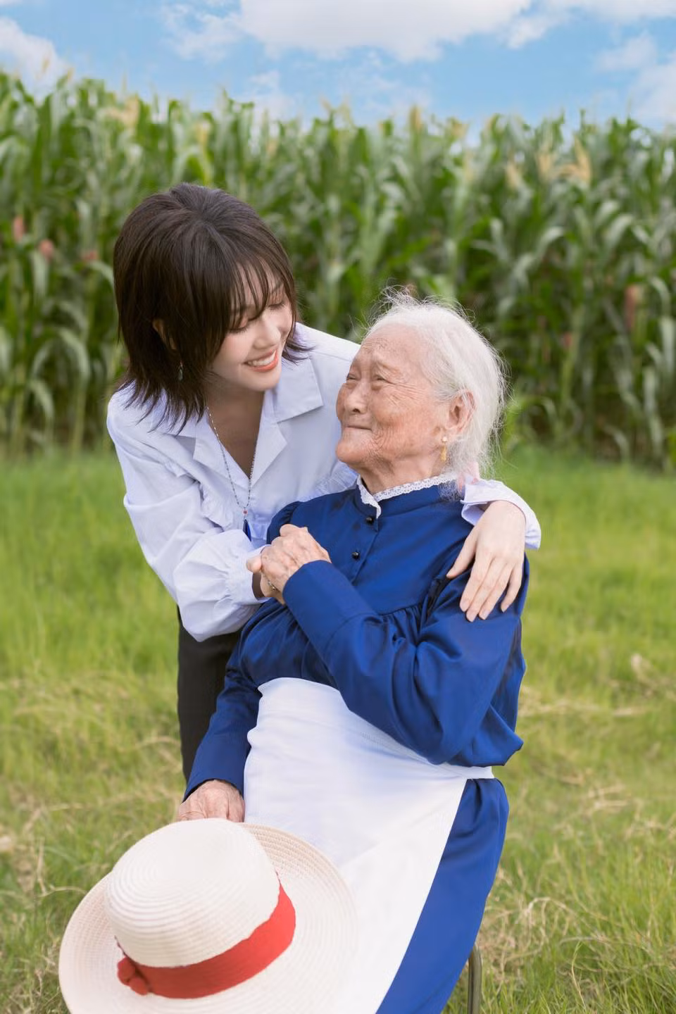 Ở dưới bộ ảnh, nhiều người dành lời khen và lời chúc sức khỏe đến bà nội của "thánh nữ nhạc chế": "Như từ trong truyện tranh bước ra vậy", "Xinh quạaaaa chúc bà sức khoẻ, sống thật lâu nhé", "bà nội chị như kiểu trong phim hoạt hình bước ra ý…đẹp lão quá ạ".