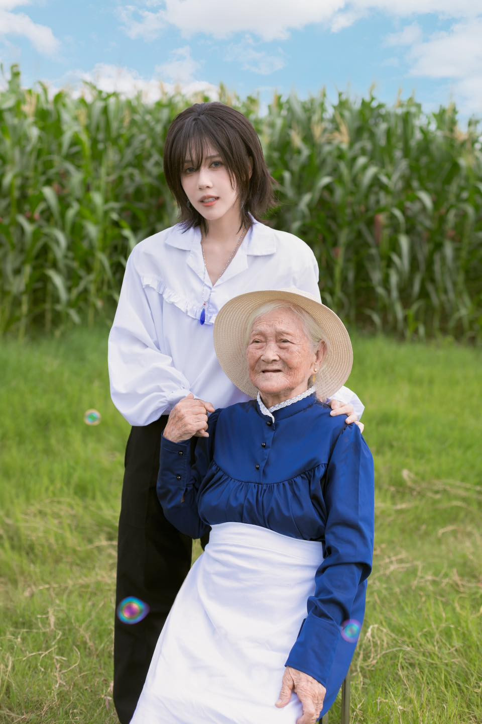 Cô nàng đăng tải dòng trạng thái kèm bộ ảnh: " Bà nội tui năm nay mừng thọ 90 tuổi nên tui rất muốn chụp cùng bà một bộ ảnh với bà vàaa..~ Taa daa Howl và Sophie của bộ phim Howl's moving castle tới đâyyy"