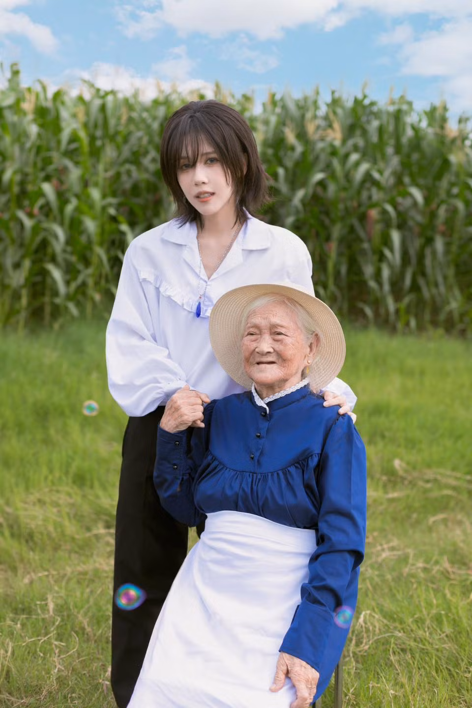 Cô nàng đăng tải dòng trạng thái kèm bộ ảnh: " Bà nội tui năm nay mừng thọ 90 tuổi nên tui rất muốn chụp cùng bà một bộ ảnh với bà vàaa..~ Taa daa Howl và Sophie của bộ phim Howl's moving castle tới đâyyy"