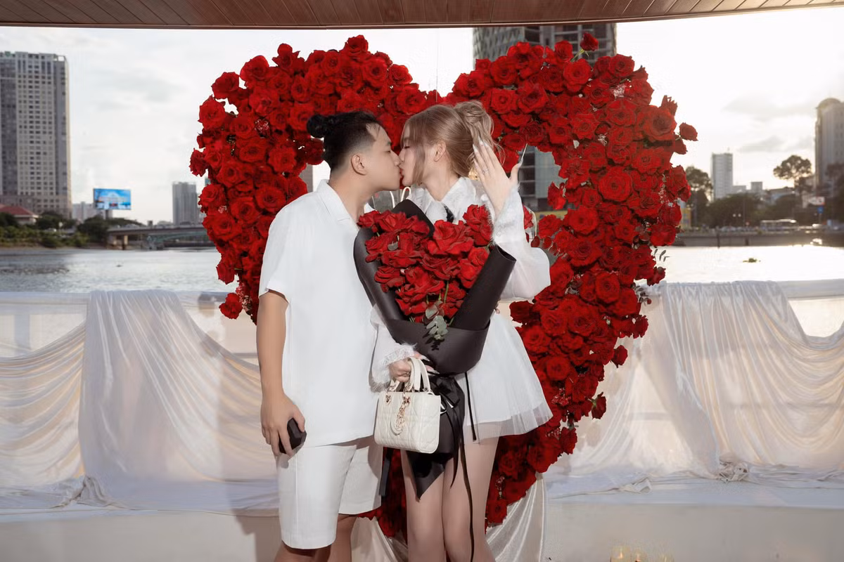 Vào giữa tháng 8 năm nay, mạng xã hội từng rầm rộ đoạn clip "hot girl trứng rán" Trần Thanh Tâm được bạn trai cầu hôn trên du thuyền.