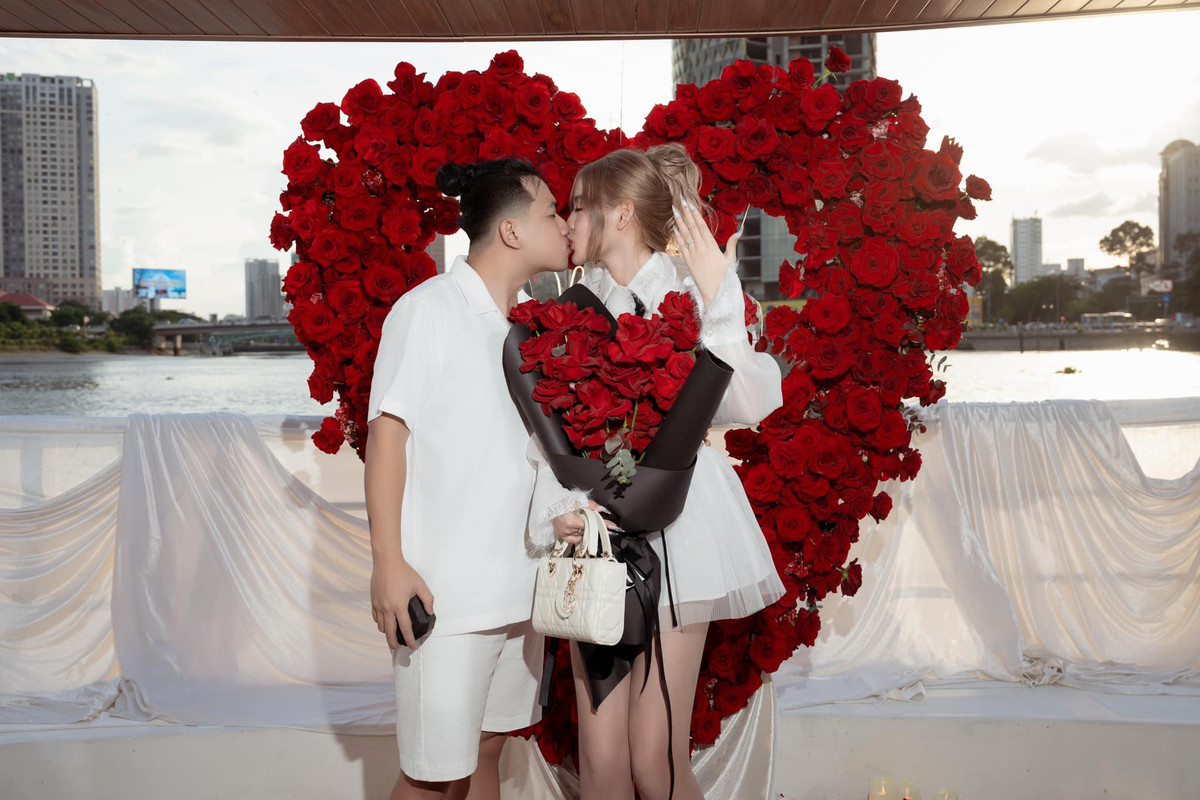 Vào giữa tháng 8 năm nay, mạng xã hội từng rầm rộ đoạn clip "hot girl trứng rán" Trần Thanh Tâm được bạn trai cầu hôn trên du thuyền.