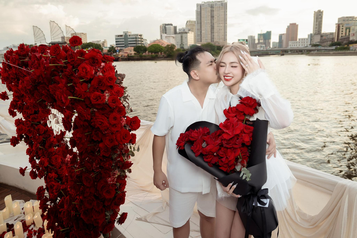 Trong clip, Trần Thanh Tâm diện váy trắng, xuất hiện trên du thuyền phủ đầy hoa hồng đã được bạn trai chuẩn bị. Người này quỳ gối, trao nhẫn và nhận được "say yes" từ Trần Thanh Tâm.