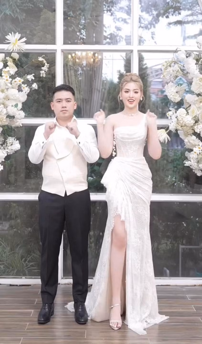 Theo đoạn clip, cặp đôi chụp rất nhiều concept ảnh cưới khác nhau để chuẩn bị cho ngày trọng đại, từ trang phục truyền thống đến váy cưới hiện đại đều đủ cả.