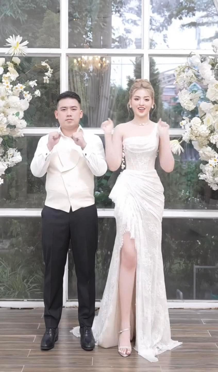 Theo đoạn clip, cặp đôi chụp rất nhiều concept ảnh cưới khác nhau để chuẩn bị cho ngày trọng đại, từ trang phục truyền thống đến váy cưới hiện đại đều đủ cả.