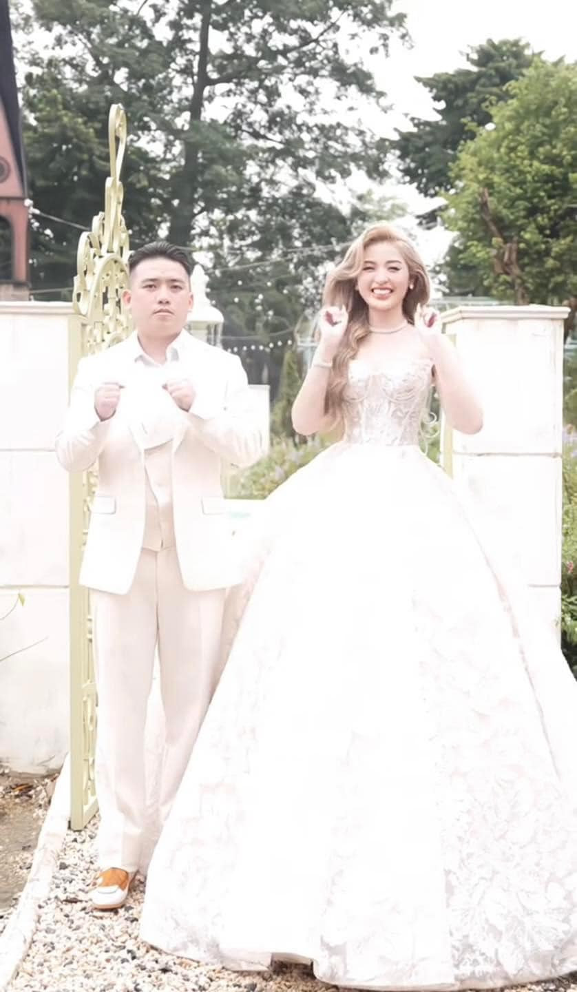 Nhiều bình luận còn cho rằng lẽ ra cô dâu nên đi dép bệt, đế thấp để 2 người đứng cạnh nhau không quá chênh lệch. Trước những bình luận này, hot girl “trứng rán” cho biết chính chồng là người muốn mình đi giày cao gót, không thích để cô phải đi dép bệt.